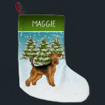 Petite Chaussette De Noël Chien Airedale Terrier Forêt enneigée d'hiver Et n<br><div class="desc">Illustration originale de dessin animé par Destei d'un chien de race Airedale Terrier mignon. Le chien est placé dans une scène hivernale avec trois sapins verts et de la neige qui tombe. L'arrière-plan est un dégradé de bleu à blanc donnant au design l'apparence d'une journée hivernale froide. Il y a...</div>