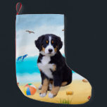 Petite Chaussette De Noël Chien de montagne bernois sur la plage<br><div class="desc">Le chien de montagne bernois assis sur la plage est une idée cadeau parfaite pour quelqu'un qui aime cette race de chien.</div>
