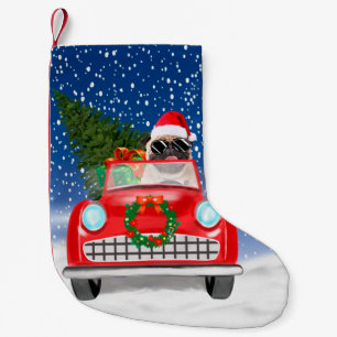 Petite Chaussette De Noël Chien Pug conduisant une voiture dans la neige Noë