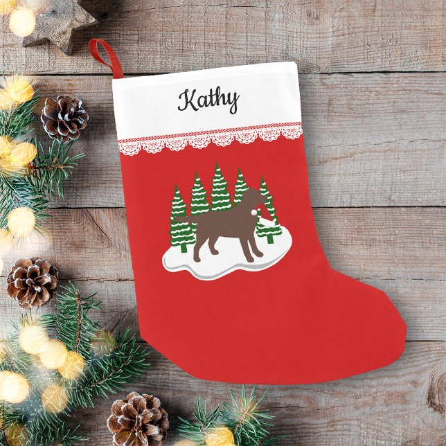 Petite Chaussette De Noël Chocolat Labrador Arbres À feuillage persistant de (Personalized Chocolate Labrador Evergreen Trees Christmas Stocking for Labrador Owners.)