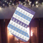 Petite Chaussette De Noël Chrismukkah Argent Menorah Arbre Arbre Stripes Mot<br><div class="desc">Customisez ce charmant assortiment Chrismukkah avec un motif d'argent Hanoukka Menorahs et des arbres de Noël argentés sur des bandes colorées de blanc, bleu et violet. Ajoutez un nom en texte argenté à la réserve pour un cadeau personnalisé d'une nature. La Menorah et les dessins d'arbres en argent sont assez...</div>
