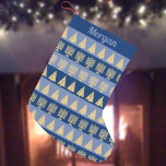 Petite Chaussette De Noël Chrismukkah Gold Menorah Tree Stripes Motif<br><div class="desc">Personnalisez ce stock Chrismukkah dans une bande amusante motif de deux nuances de bleu et or Menorah et des arbres de Noël pour un cadeau de vacances. Ajoutez un nom ou effacez/supprimez pour effacer le texte si vous préférez un bas simple. Les graphismes Gold Tree et Gold Menorah sont assez...</div>