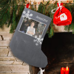 Petite Chaussette De Noël Christmas Photo Chalkboard Snowflics détendus<br><div class="desc">Rensage photo avec nom et flocons de neige en détresse. Facile à changer la couleur arrière - plan.</div>