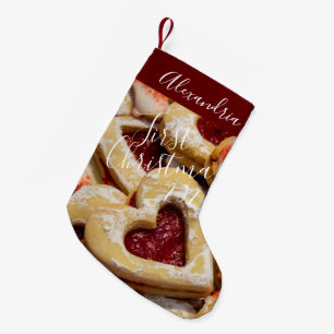 Petite Chaussette De Noël Cookie sucre et épice fille rouge photo d'abord