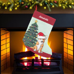 Petite Chaussette De Noël Corgi de Noël mignonne Chien avec queue Monogramme<br><div class="desc">Ce beau chien de Pembroke Welsh Corgi a la tête inclinée à l'intérieur d'un mignon casquette du Père Noël. Le chiot est assis devant un joli sapin de Noël orné de décorations colorées. Personnalisez ce stock de Noël pour votre animal de compagnie dans une jolie courbe rouge au-dessus du magnifique...</div>