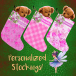 Petite Chaussette De Noël Cottage doux rose et pourpre<br><div class="desc">Personnalisez ce bas de Noël doux violet et rose avec le nom de quelqu'un en cette période de fêtes. Pense à Pink et Pense à Purple ! Ces deux coloris branchés se marient pour faire vraiment éclater votre décor de vacances ! Les fleurs vintages se combinent avec les bonbons de...</div>
