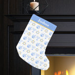 Petite Chaussette De Noël Cute Hanoukka Motif Personnalisé Enfants Juifs<br><div class="desc">Belle Hanoukka stockant en blanc et bleu pâle avec un motif cool de la star du judaïsme,  rêvé pour les jeux de Chanoukah amusants,  et la menorah juive pour les vacances. Customisez avec votre nom d'enfant en blanc sur la bande bleue bébé.</div>