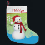 Petite Chaussette De Noël Cute Snowman avec chapeau de Santa<br><div class="desc">Cette adorable réserve de Noël offre une représentation graphique d'un bonhomme de neige portant un chapeau de Père Noël. L'arrière - plan est vert vif et bleu,  agrémenté de flocons de neige. Personnalisez ce stock de vacances pour n'importe quel enfant.</div>
