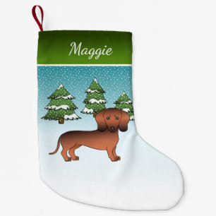 Petite Chaussette De Noël Dachshund à poil court rouge sablé dans une forêt