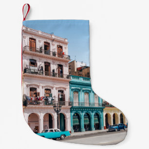 PETITE CHAUSSETTE DE NOËL DEUX VOITURES PLACÉES À L'EXTÉRIEUR DU BÂTIMEN