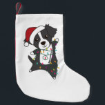 Petite Chaussette De Noël Dog Winter Animals Dogs Ad<br><div class="desc">La frontière collie chien à Noël avec des lumières de fées. Animaux amusants avec des cadeaux et de la neige pour les vacances. Aussi drôle pour Noël en juillet. Les chiens sont de mignons animaux et sont parfaits pour Noël.</div>