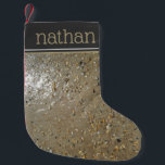 Petite Chaussette De Noël Eau en bordure de l'eau Shells Beach Océan Sand ét<br><div class="desc">Idéal pour la décoration de vacances ! Le stockage de Noël présente une photo originale de pierres, coquillages et galets au bord d'une plage de sable. Cette conception est également disponible sur d'autres produits. Ne vois-tu pas ce que tu cherches ? Vous avez besoin d'aide pour la personnalisation ? Contactez...</div>