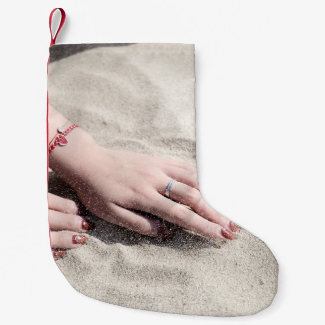 Petite Chaussette De Noël Femme allongée sur le sable blanc (Devant)