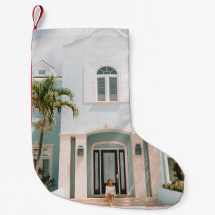Petite Chaussette De Noël Femme assise devant l'immeuble