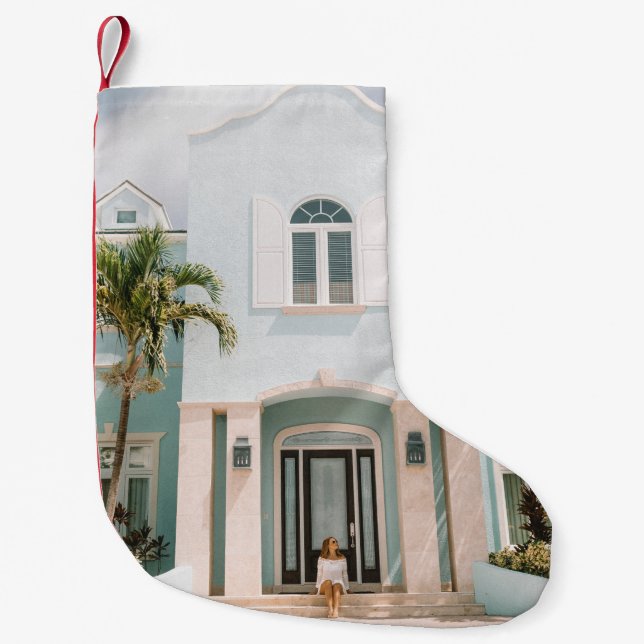Petite Chaussette De Noël Femme assise devant l'immeuble (Devant)
