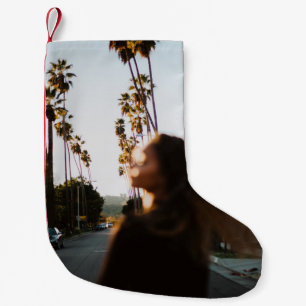 Petite Chaussette De Noël Femme debout près de l'extérieur le matin