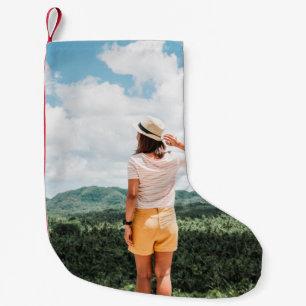 Petite Chaussette De Noël Femme debout près des arbres