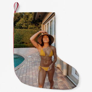 Petite Chaussette De Noël Femme en bikini jaune debout sur le flo de brique 