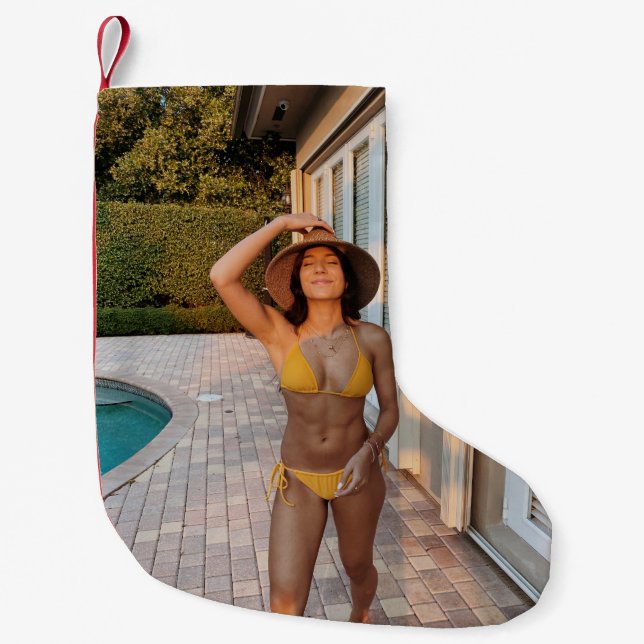 Petite Chaussette De Noël Femme en bikini jaune debout sur le flo de brique  (Devant)