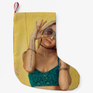 Petite Chaussette De Noël Femme en bralette bleue tenant des lunettes de sol