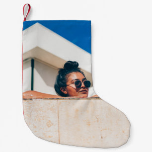 Petite Chaussette De Noël Femme portant des lunettes de soleil noires