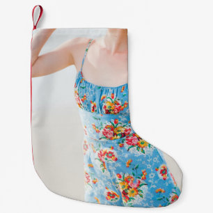 Petite Chaussette De Noël Femme vêtue de rompers à fleurs bleues et de casqu