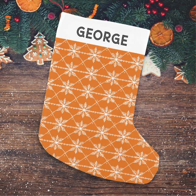 Petite Chaussette De Noël Festif Snowflakes Motif Burnt Orange Personnalisé (A personalized Christmas stocking with snowflakes pattern on a burnt orange background)
