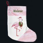 Petite Chaussette De Noël Flamant rose en Santa Hat Custom Christmas Stockin<br><div class="desc">Que vous ayez un Noël tropical ou rose,  ce stockage est un choix idéal.</div>
