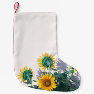 Petite Chaussette De Noël Fleurs bleues et jaunes sur le mur blanc