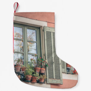 PETITE CHAUSSETTE DE NOËL FLEURS DE COULEUR ASSORTÉE DANS UN VASE PRÈS DE