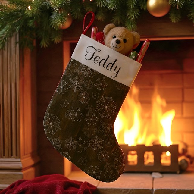 Petite Chaussette De Noël Flocon de Noël rustique (Rustic Christmas stocking with white snowflakes on dark wood background, customizable with a name.)
