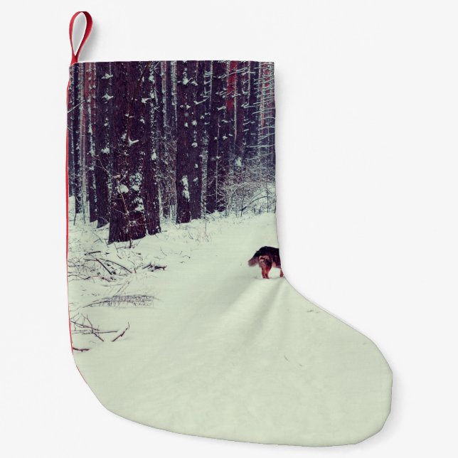 Petite Chaussette De Noël Forêt de pins enneigée d'hiver, chien marchant dan (Devant)