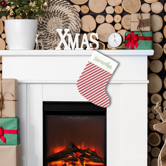 Petite Chaussette De Noël Frappe rouge et blanche de Noël sur mesure (Simple whimsical Christmas holiday red and white stripes with green lettering.)