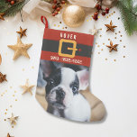 Petite Chaussette De Noël Funny Santa Claus Chien Photo et nom Personnalisé<br><div class="desc">Votre chien va adorer ce stock de Noël amusant personnalisé juste pour lui. Ajoutez le nom de votre chien à la ceinture rouge et noire de Père Noël et une photo ci-dessous. Mignonne et festive et beaucoup de place pour les gâteries pour chiens. . . un stock de noël qui...</div>