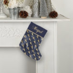 Petite Chaussette De Noël Glam Navy Blue Gold Reindeer Motif Personnalisé<br><div class="desc">Avec son motif de silhouettes de rennes d'or qui sautent sur un arrière - plan bleu marine en imitation feuille, cette réserve de Noël fera un élégant ajout à votre décor de vacances. Personnalisez-le avec un nom ou un autre texte en calligraphie de couleur or sur un bloc de couleur...</div>