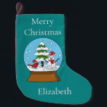 Petite Chaussette De Noël Globe w Cardinal Snowman & Pine Tree | Personnalis<br><div class="desc">Illustration d'un globe de neige qui présente un paysage montagneux très mignon et enneigé avec un cardinal rouge portant un chapeau de santa rouge, un bonhomme de neige portant un ruban rouge et un chapeau de santa, et des pins. Ce joli dessin animé de snowdome est une idée cadeau pour...</div>