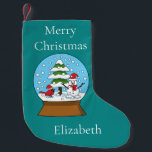 Petite Chaussette De Noël Globe w Cardinal Snowman & Pine Tree | Personnalis<br><div class="desc">Illustration d'un globe de neige qui présente un paysage montagneux très mignon et enneigé avec un cardinal rouge portant un chapeau de santa rouge, un bonhomme de neige portant un ruban rouge et un chapeau de santa, et des pins. Ce joli dessin animé de snowdome est une idée cadeau pour...</div>