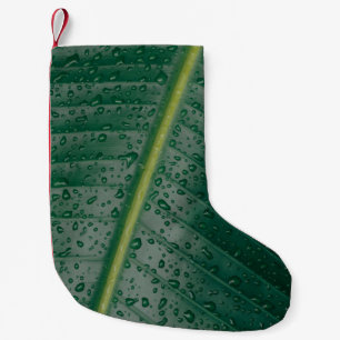 Petite Chaussette De Noël gouttelettes d'eau sur feuille de bananier