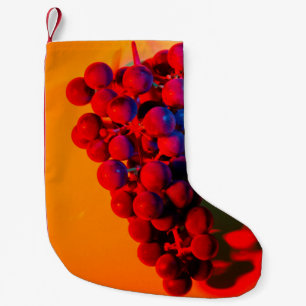Petite Chaussette De Noël Grappe de raisin bleu à la lumière de néon orange.