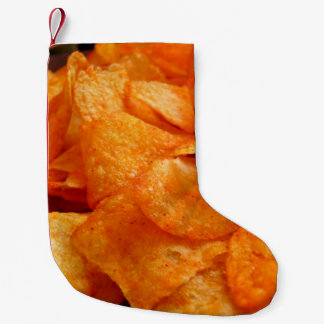 Petite Chaussette De Noël Gros plan de chips juteux, croustillants sur plaqu