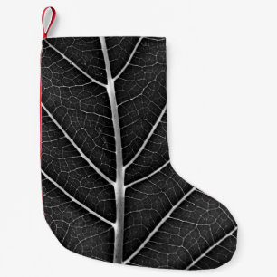 Petite Chaussette De Noël Gros plan sur une feuille lumineuse en noir et bla