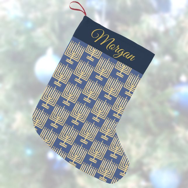 Petite Chaussette De Noël Hanoukka Gold Motif Ajoutez Votre Nom Chrismukkah (This Hanukkah menorah Christmas stocking in blue and faux gold is fun for interfaith families)