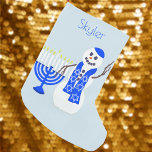 Petite Chaussette De Noël Hanoukka Snowman Chrismukkah For Kids Ajouter Un N<br><div class="desc">Personnalisé pour Chrismukkah et Hanoukka, ce charmant bonhomme de neige est customisé uniquement pour vous. La menorah bleu foncé et les bougies blanches correspondent à l'écharpe Star Of David du bonhomme de neige et à la petite Yarmulke mignonne. Personnalisez cette réserve de vacances à Chanukah pour un enfant spécial... et...</div>