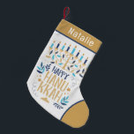 Petite Chaussette De Noël Happy Hanoukka Modern Menorah Nom personnalisé<br><div class="desc">Happy Hanoukka Modern Menorah Nom personnalisé Stocking comporte une Menorah juive avec le texte "Happy Hanoukka" dans la typographie de script or moderne. Parfait pour les cadeaux Hanoukka. Conçu par © Evco Holidays www.zazzle.com/store/evcoholidays</div>