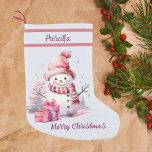 Petite Chaussette De Noël Happy mignon Snowman avec le présent Arrière - pla<br><div class="desc">Étalez la fête de Noël avec un Snowman Stocker personnalisé! Éclairez votre décor de Noël grâce à cet adorable bas avec un bonhomme de neige gai habillé d'un casquette rose et d'une écharpe douillette contre un arrière - plan bleu clair et enneigé. Avec le nom de votre être aimé sur...</div>