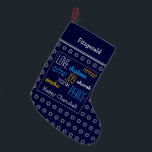 Petite Chaussette De Noël HEUREUX CHANUKAH HÉbreu Amour Joy Paix BLEU SOMBRE<br><div class="desc">Bleu foncé HAPPY CHANUKAH bas avec couleur argent Star de David motif et LOVE JOY PEACE écrit en anglais et en hébreu. L'accueil et le nom de l'espace réservé sont personnalisables afin que vous puissiez ajouter votre nom ou modifier l'accueil. Même conception au contraire. Idéal pour présenter vos petits cadeaux...</div>