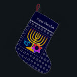 Petite Chaussette De Noël HEUREUX CHANUKAH| Ménorah Star de David Dreidel<br><div class="desc">Bleu foncé HAPPY CHANUKAH bas avec Star de David, Dreidel et faux or Menorah au centre. L'accueil réservé est PERSONNALISABLE, vous pouvez donc PERSONNALISER avec votre nom, ou ajouter un autre message d'accueil. Même conception au contraire. Idéal pour présenter vos petits cadeaux Hanoukka. Idéal aussi pour ceux qui aiment combiner...</div>