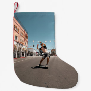 Petite Chaussette De Noël Homme jouant au skateboard
