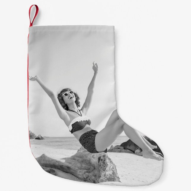 Petite Chaussette De Noël Jeune femme attirante en bikini sur la plage (Devant)