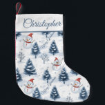 Petite Chaussette De Noël Joli Snowman Et Snowy Trees Joyeux Noël<br><div class="desc">Un joli bonhomme de neige et des arbres enneigés Noël Se bousculer avec des bonhommes de neige portant des chapeaux de Père Noël rouges et des sapins recouverts de neige avec un arrière - plan blanc enneigé. Joyeux salut de Noël en bleu peut être customisé selon les besoins puis personnalisez...</div>